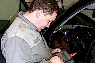 Механик Санрено ремонтирует автокондиционер