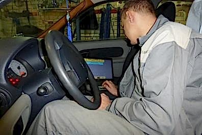 Диагност подсоединяется к бортовому компьютеру авто