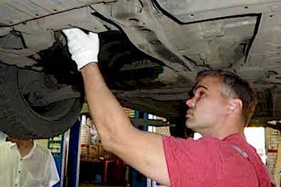 Осмотр автомобиля снизу