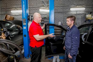 Клиент беседует с мастером