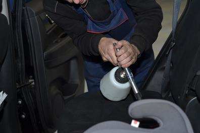 Механик делает химчистку