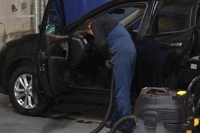 Мастер восстановливает кожу у салона иномарки