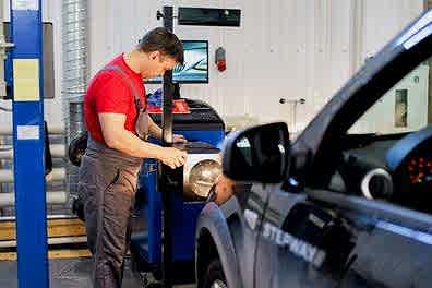 мастер ремонтирует авто