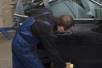 Удаляем повреждения на двери без покраски