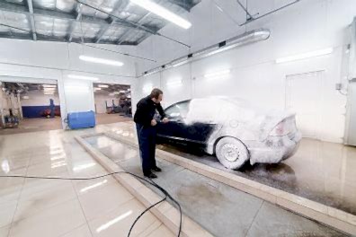 Мойка автомобиля перед устранением вмятины