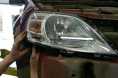 Мастер удаляет вмятину