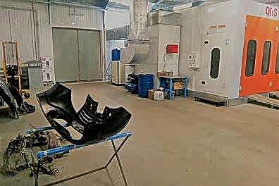 Бампер автомобиля готовится к покраске