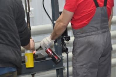 Мастер заполировал световые приборы в Форд Фокус 3