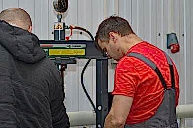 Автомеханик показывает клиенту готовый авто