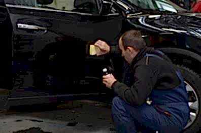 Автослесарь полирует кузов LADA в Санрено