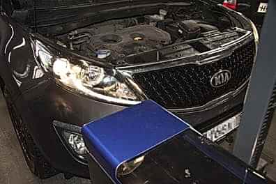 мастер регулирует противотуманки