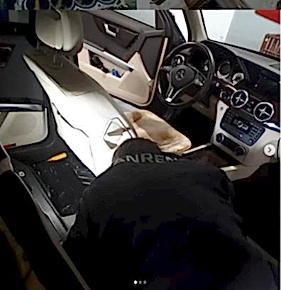 Мастер обрабатывает кондиционер антибактериальным составом в санрено