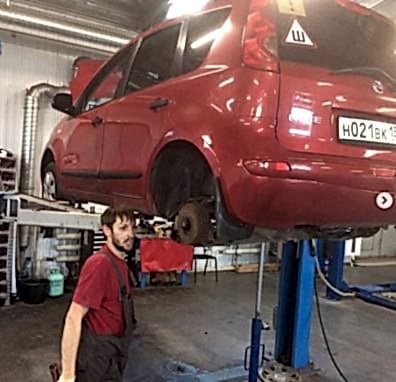 мастер меняет опорный подшипник в санрено