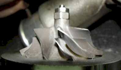 Колесо нагнетателя турбокомпрессора имеет следы прикосновения с корпусом.