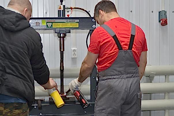 Мастер тестирует нанесение анитшума