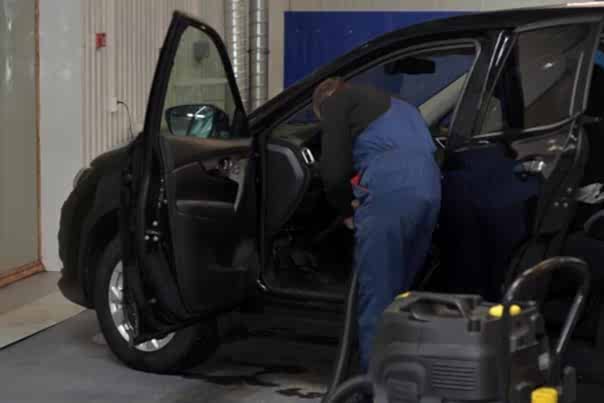 Процесс химчистки салона