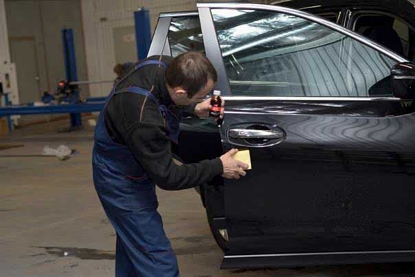 мастер в Санрено работает с дверью