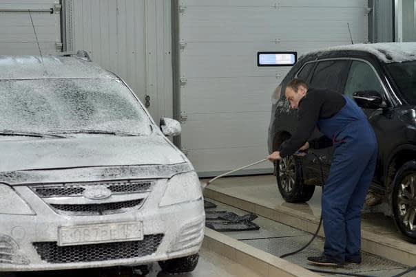 мастер готовит машину