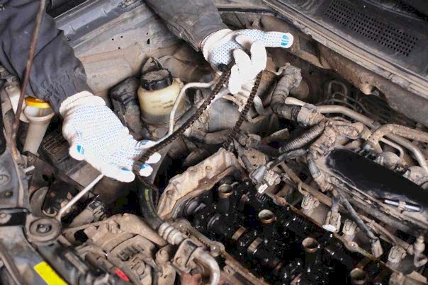 Мастер меняет ГРМ