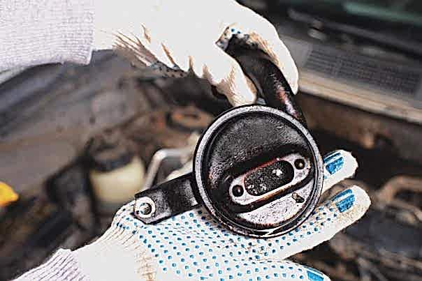 Мастер делает ремонт A/C