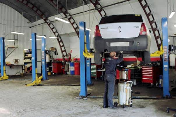 Мастер меняет масло 