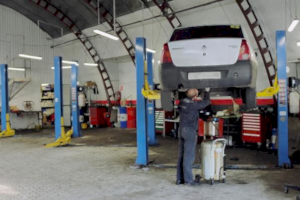 В процессе диагностики выхлопной системы на подъемнике