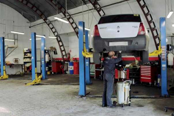 Мастер делает диагностику АКПП