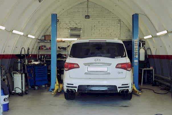 Процесс полной диагностики световых приборов у стены