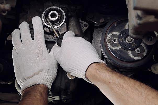 Мастер ремонтирует форсунки