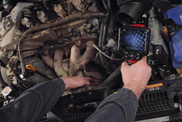 Мастер меряет компрессию