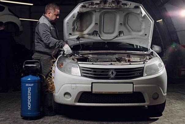 Мастер меняет тосол