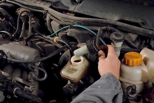 Во время замены жидкости сцепления