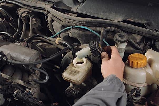 Проверка течей у гидроусилителя руля