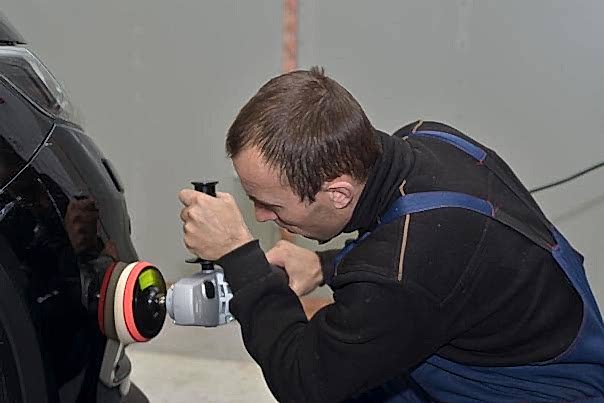 мастер устраняет вмятины