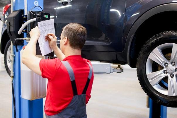 Мастер оценивает стоимость запчастей