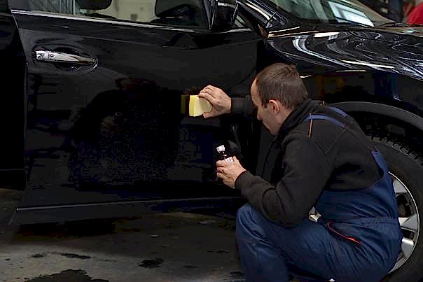 Мастер устраняет небольшой скол