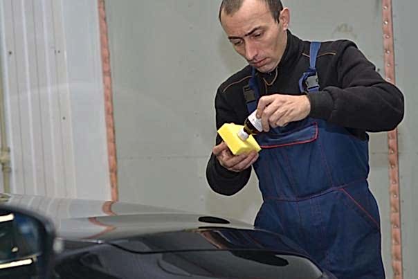 в процессе устранения царапин