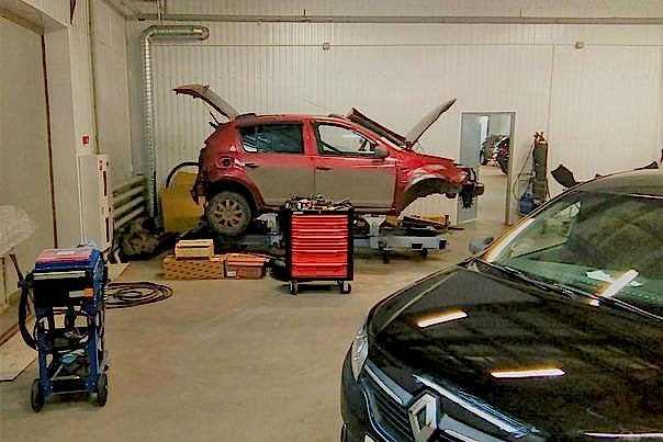 удаляем вмятину с авто