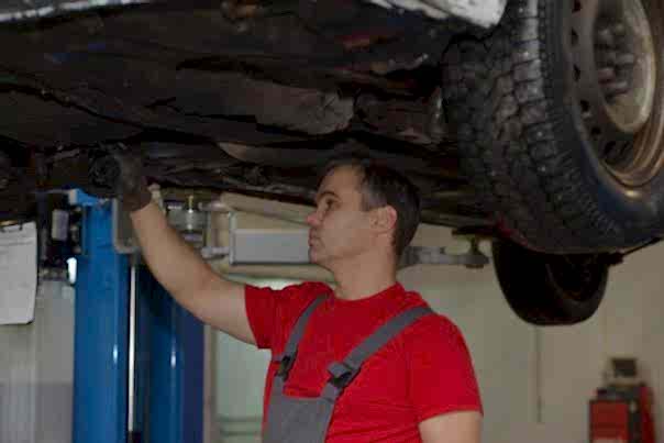 мастер меняет ступицу