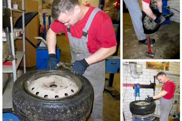 мастер ремонтирует колесо