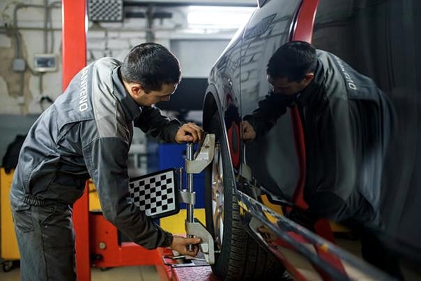 мастера балансируют развал схождение