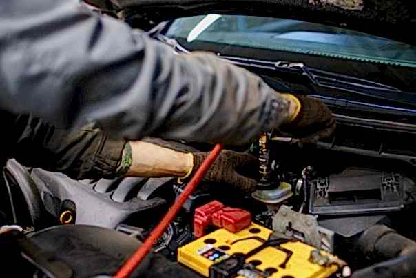 мастер меняет аккумулятор