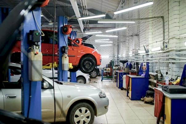 автомобиль на замене глушака