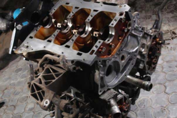 двигатель автомобиля на ремонте