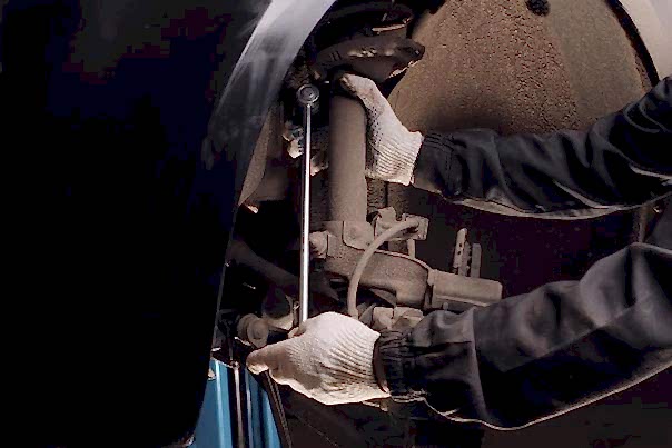 мастер меняет шрус