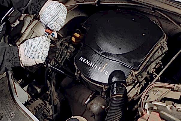 мастер меняет сальники коленвала