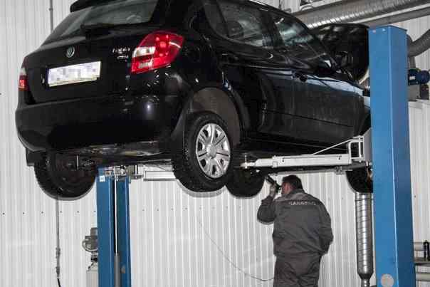 машина на подъемнике