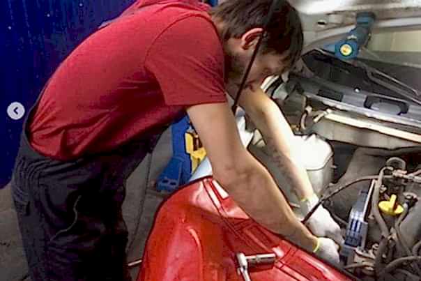 Снимаем ремень привода ДВС