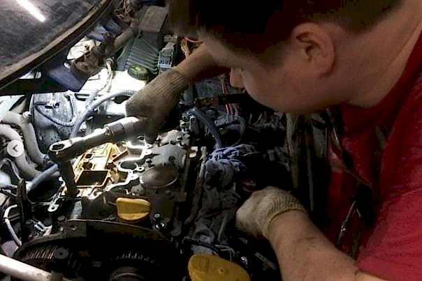 механик меняет гидроусилитель