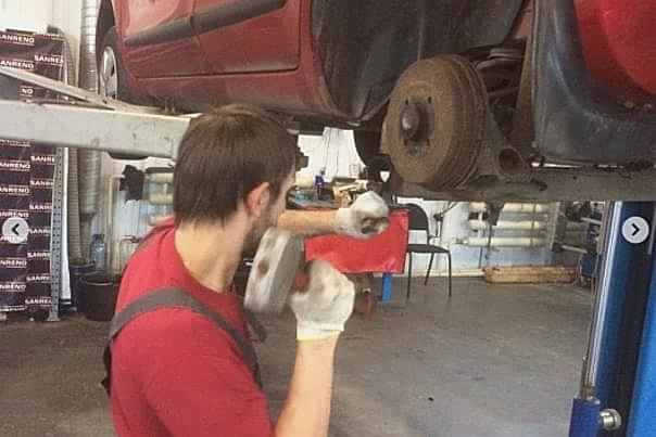 мастер работает усердно